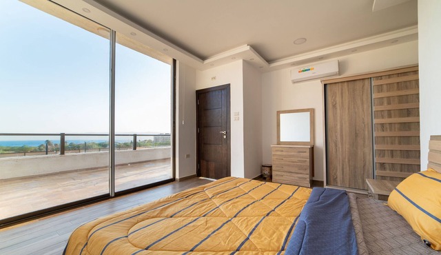 Luxury villa with direct view of the Dead Sea