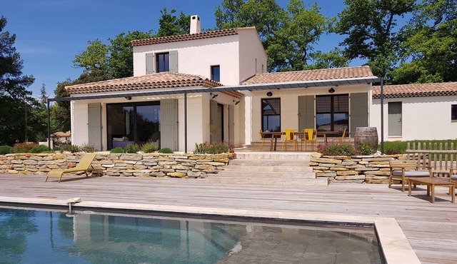 Luxury villa with swimming pool near Aix-en-Provence