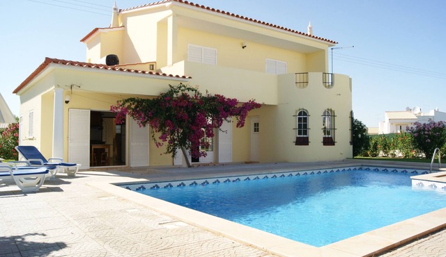 Luxury villa, with garden and private pool, A/C, free WiFi, near beach