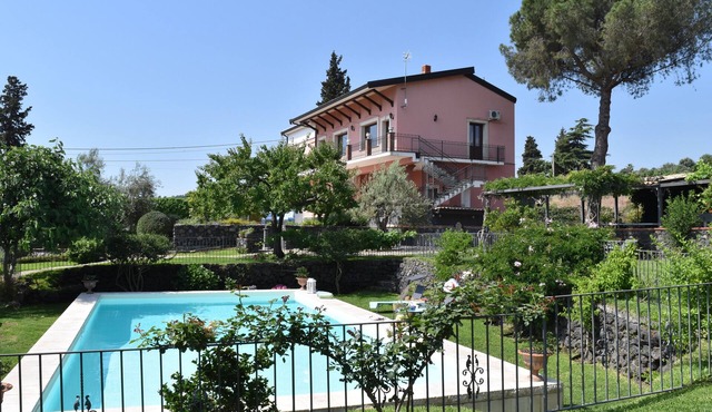 Luxury Villa with Large Pool, Vineyard, Views of the Sea, Taormina and Mt.Etna