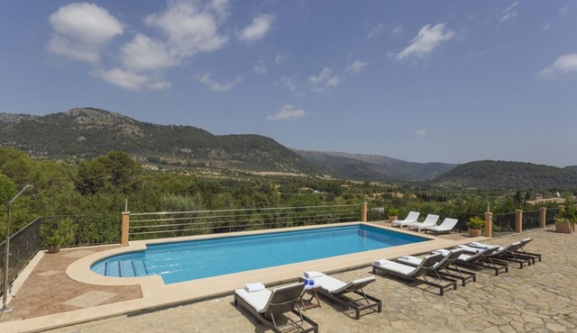 Luxury Villa with pool and views of the Sierra Tramuntana 15 'from the beach