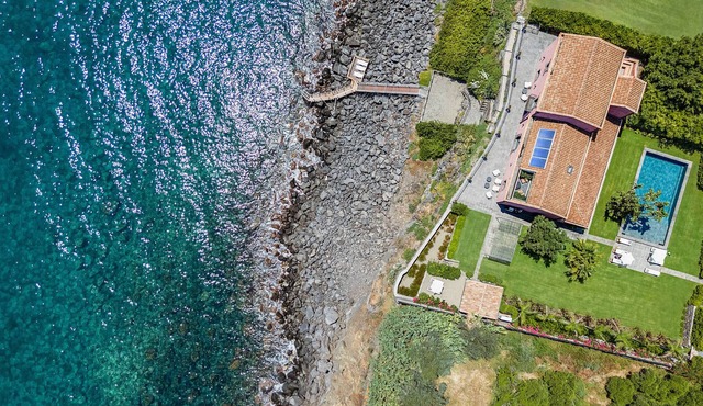 Luxury villa with pool and direct access to the sea, Pozzillo