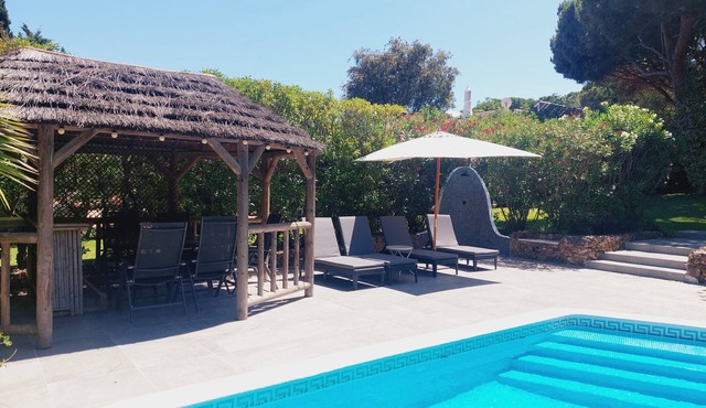 Luxury Villa With Private Pool & Gardens, Near Beaches and Marina
