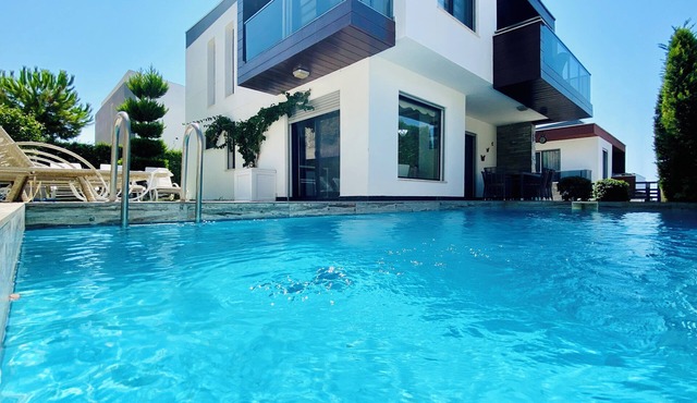 Luxury Villa with private pool '' Flamingo 7'' !! Near the beach!Private parking