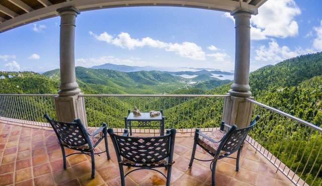 Luxury Villa with Stupendous Views - 5 minutes from the beach!