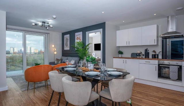Luxury Waterfront 2BR - Free Gym Access & Parking