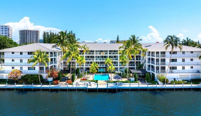 Luxury Waterfront Boca w. Pool, Hot Tub, Boat Views