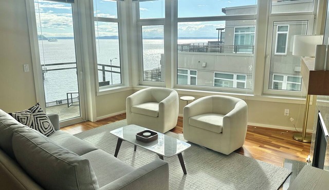 Luxury Waterfront Condo- across from Pier 62 MAJOR INTERNATIONAL SPORTING EVENT Fan Zone, Views, AC, Parking