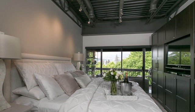 Luxury Waterfront - Downtown Kelowna!
