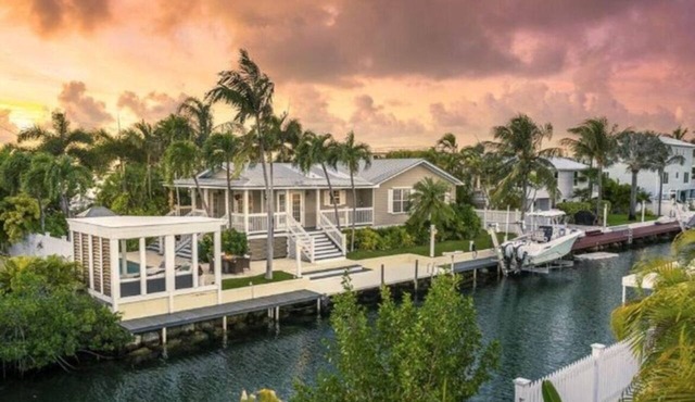 Luxury Waterfront Escape. Pool, Dock & 10 Minutes to Key West