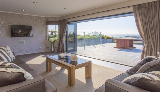 Luxury Waterfront Escape in New Plymouth