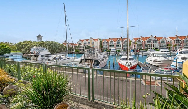 Luxury Waterfront Escape - Stunning Marina Views