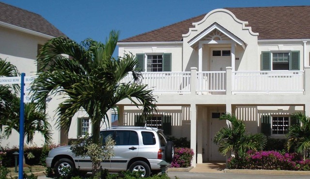 Luxury West Coast 2 Bed Apt, Panoramic Sea Views. Infinity pool, Jacuzzi, Gym