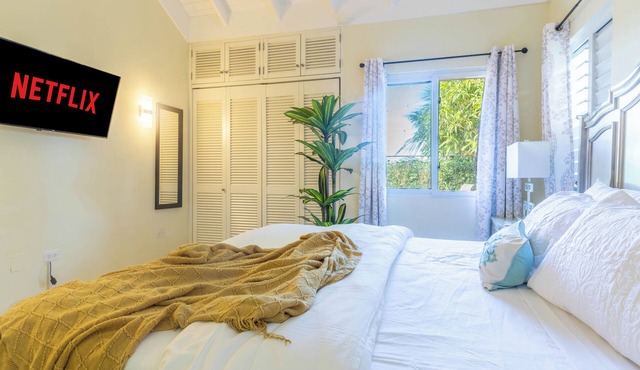 "LuxuryCrest: King Bed, BBQ & Backyard Games, Near Ocho Rios"