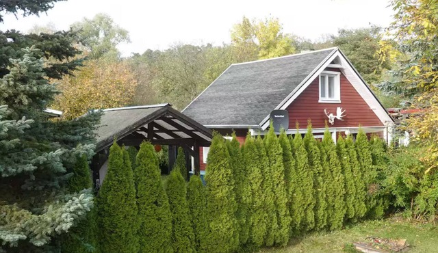 Lychenlodge on Oberpfuhl Lake with canoe & fireplace