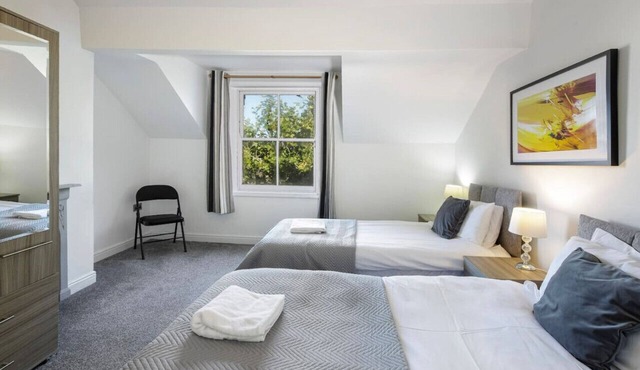 Lytham Place - Exceptionally spacious, central apartment in Lytham St Annes
