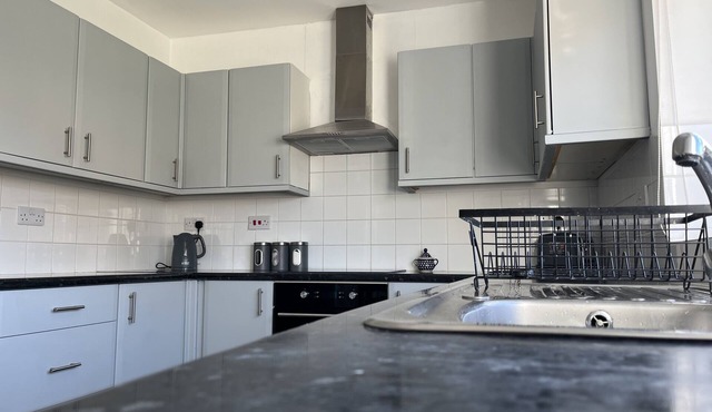 M1 Link 3 bed house up to 5 ppl parking,wifi
