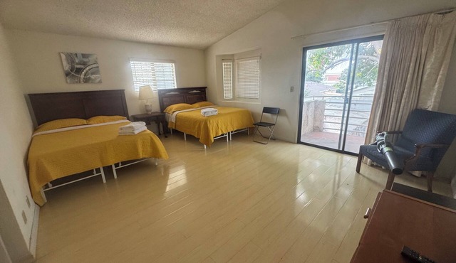 M3-Spacious 4-bedroom villa in awesome Alhambra with WiFi, AC