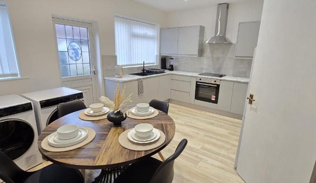 Machester Oldham Accomodation-Sleeps 6 -2BR