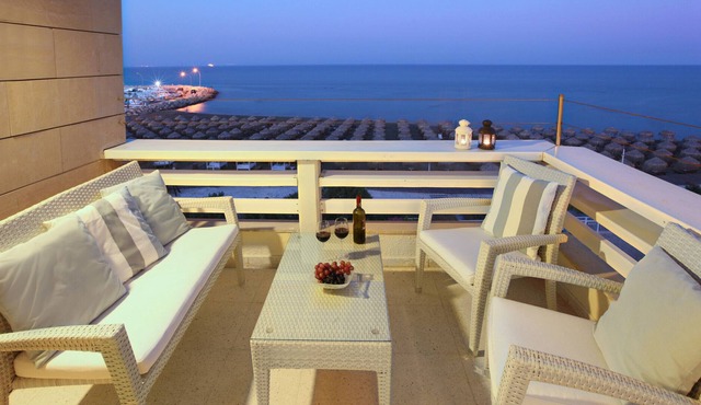 Mackenzie Seafront Suite
