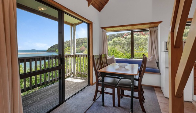 Macrocarpa Cottage - Cable Bay Holiday Home