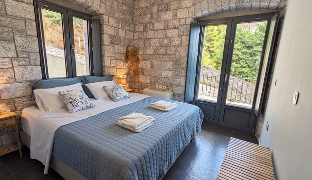 Mad Wall Apartment . A breathtaking gem in the Peloponnese!