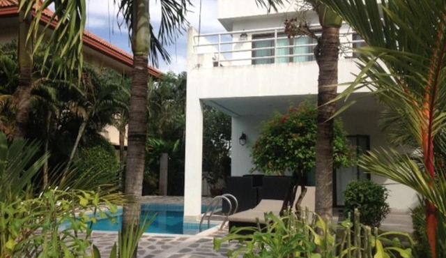 Mae Phim -Beachfront living in a villa with a private pool !