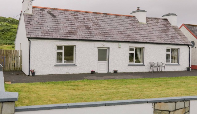 MAGHERA CAVES COTTAGE, family friendly in Ardara, County Donegal