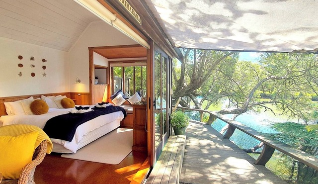 MAGIC COTTAGE - romantic riverside retreat, BAY OF ISLANDS