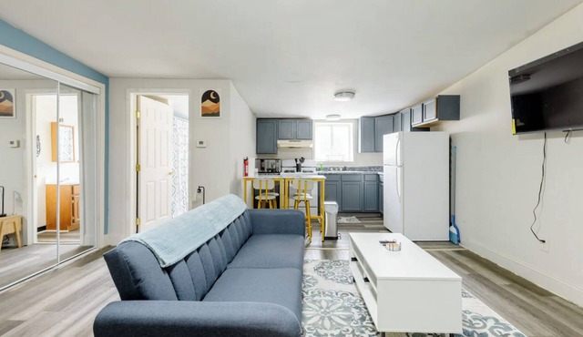 Magic on Main Street - 2 Bedroom - Fully Renovated