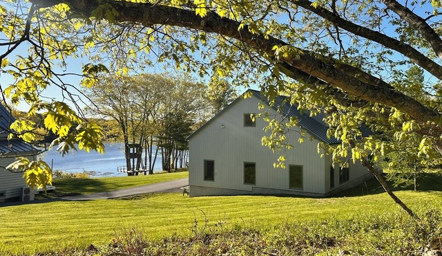 Magical Home & Setting on Reversing Falls. Kayaks, Pickle Ball, Ping Pong & FUN!
