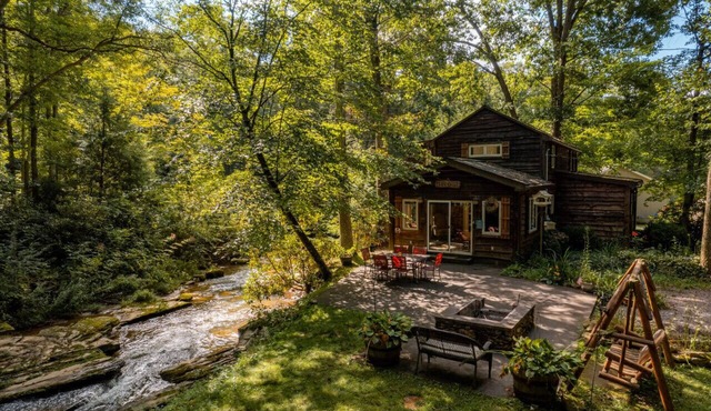 Magical Streamside Yough Lake Cabin, Hot Tub/Firepit/Grill 3 Bdr 1 Bath Sleeps 6