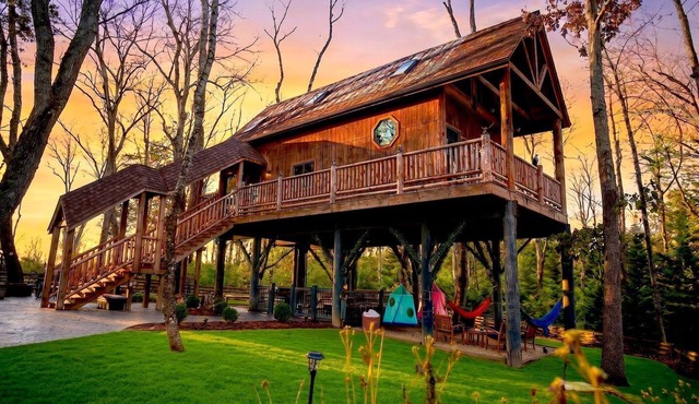 Magical Tree House Experience with a Private Hot Tub in Shenandoah Valley, Virginia