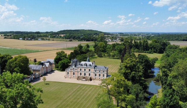 Magnificent 18th-century château surrounded by 10 hectares of parkland in Chinon