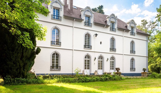 Magnificent 7-bedroom château set in 3 hectares of parkland 1 hour from Paris