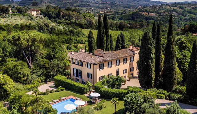 MAGNIFICENT 8BD-8.5BA VILLA WITH HEATED POOL 1 MILE AWAY FROM HEART OF FLORENCE!