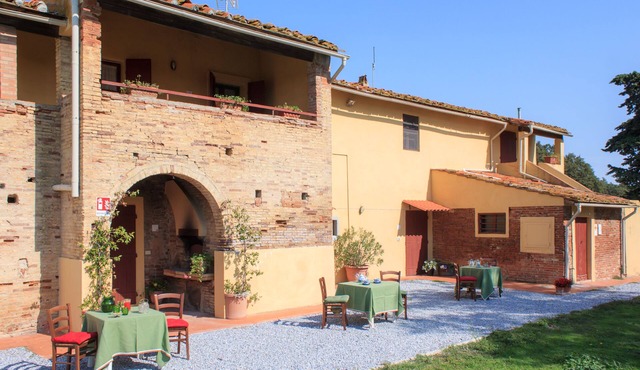 Magnificent and large apartment in the Tuscan countryside