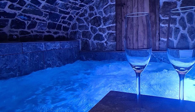 Magnificent farmhouse with hot tub in vaulted cellar