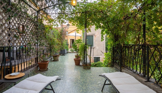 Magnificent House for 12 People with Private Garden and Romantic Terrace
