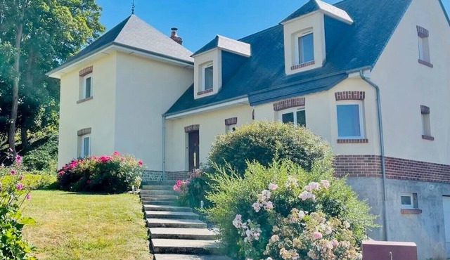 Magnificent house with fireplace close to the sea, not overlooked and large garden.