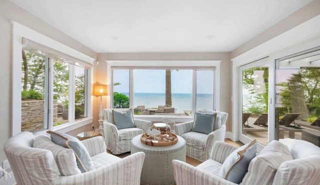Magnificent Lakefront Vacay Home on the Beach