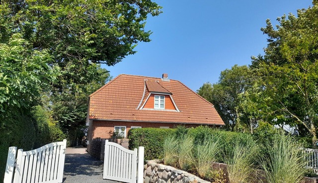 Magnificent location: cozy cottage with charm