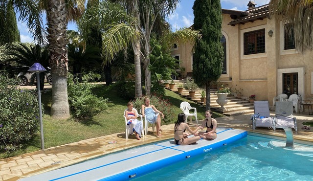 Magnificent Luxury Villa in Rome. Private pool and large garden.