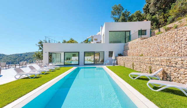 Magnificent modern villa with superb sea view