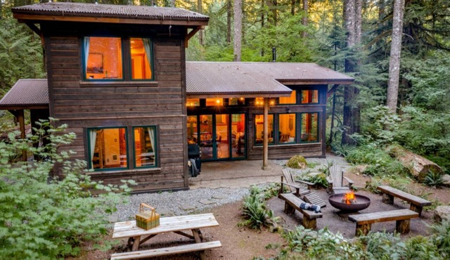 Magnificent Mountain Cabin on 5 Acres Next to Creek, Picturesque Outdoor Space, Hot Tub, Ping Pong