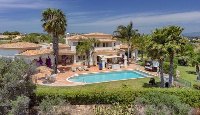 Magnificent traditional villa [21]