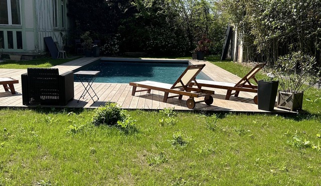Magnificent villa on the outskirts of Paris in a green setting