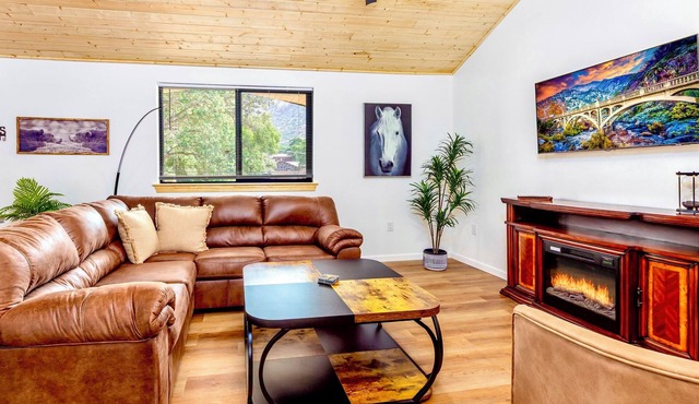 Magnificent view 2-bedroom house in charming Three Rivers with AC, WiFi