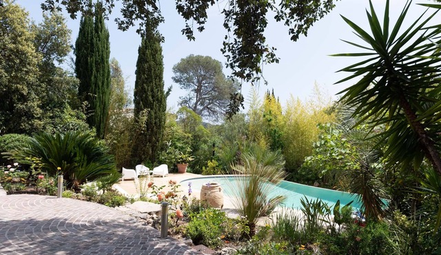Magnificent villa with heated infinity pool in Saint-Raphaël