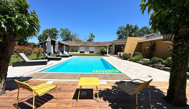 Magnificent villa with pool and spa near Bordeaux